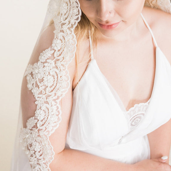 spanish-lace-mantilla-veil-alicia