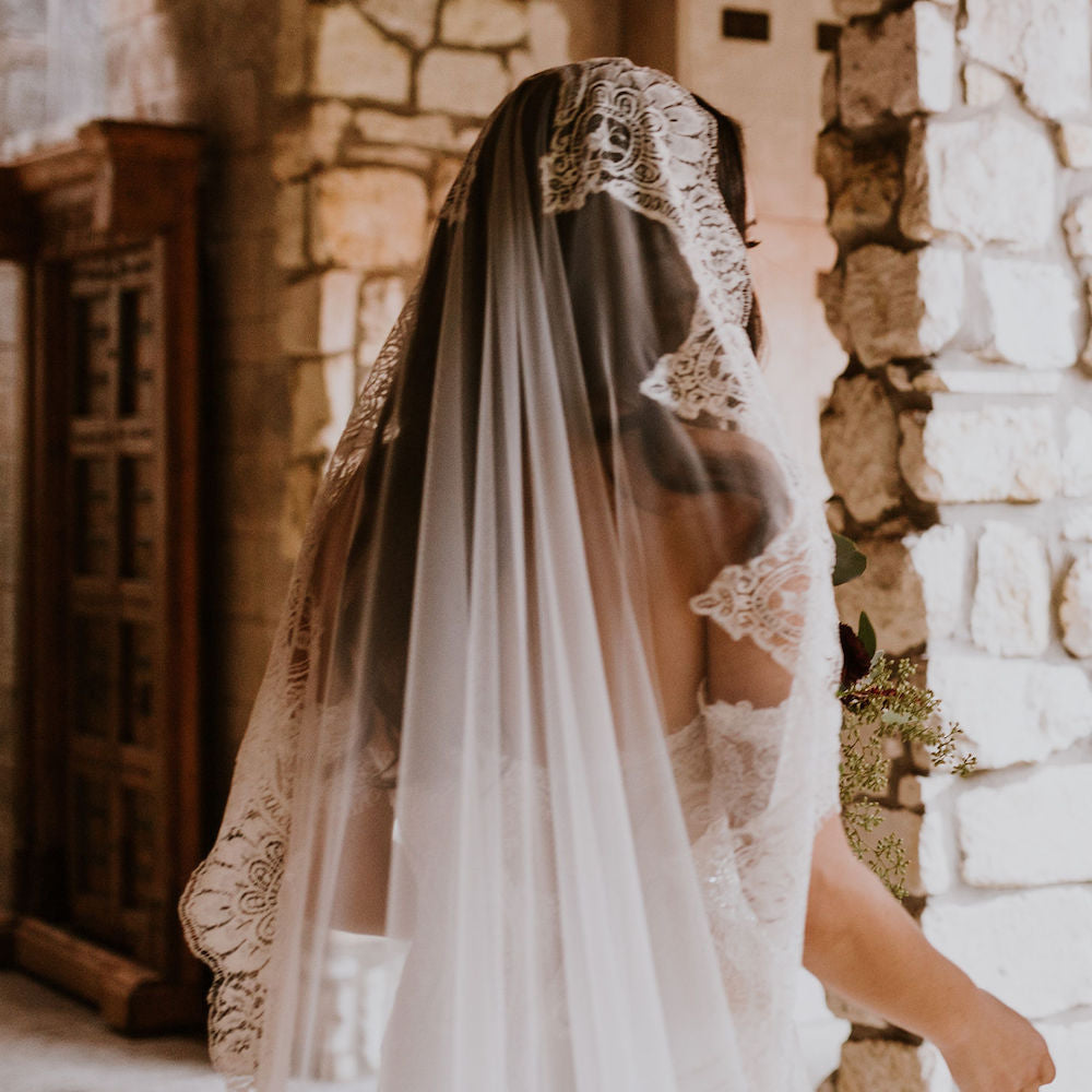 Antonia Ivory Lace Veil | Spanish Lace Wedding Mantilla Drop Veil / Cathedral Antonia Ivory Lace Veil | Spanish Lace Wedding Mantilla Drop Veil / Cathedral