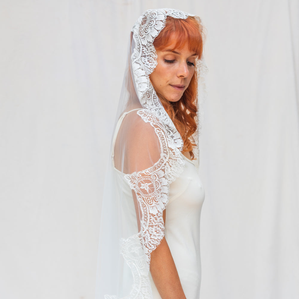 Antonia Ivory Lace Veil | Spanish Lace Wedding Mantilla Drop Veil / Cathedral Antonia Ivory Lace Veil | Spanish Lace Wedding Mantilla Drop Veil / Cathedral
