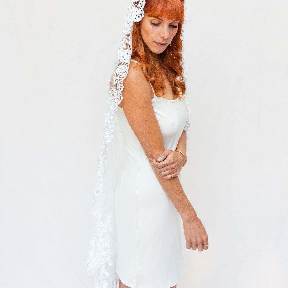 MANTILLA CORTA BLANCA CON ENCAJE VTBS-001 – The Bridal Store